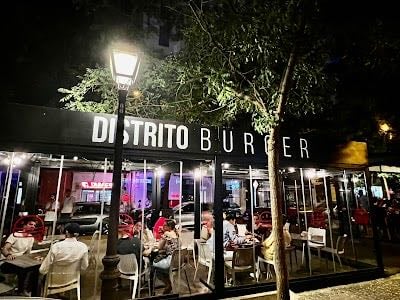 DISTRITO BURGER - Buenas las hamburguesas, servicio rápido, se paga antes de que te lo traigan aunque estés en mesa sentado. Punto negativo estuvimos en la terraza sentados