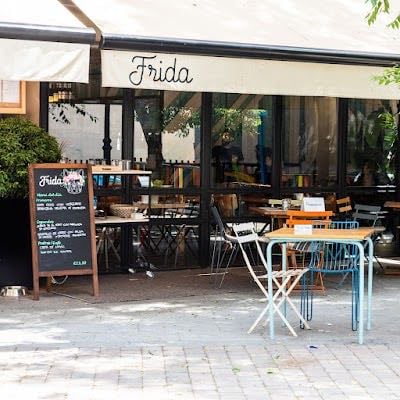 FRIDA - De la misma empresa que habanera y demás. Tienen tanto salado como dulce. Un buen sitio para desayunar.