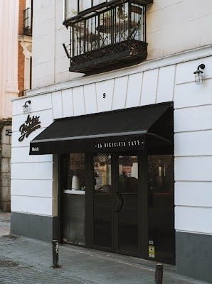 LA BICICLETA CAFÉ - Tienen tostadas, croissant con jamón, tostas de salmón, pinchos de tortilla.