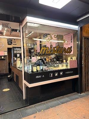 MISTURA ICE CREAM - Hay sándwich de helado, y una variedad enorme. El local es muy cuco