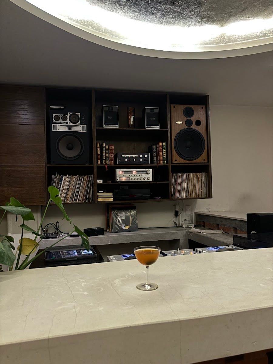 Mirlo Listening Bar