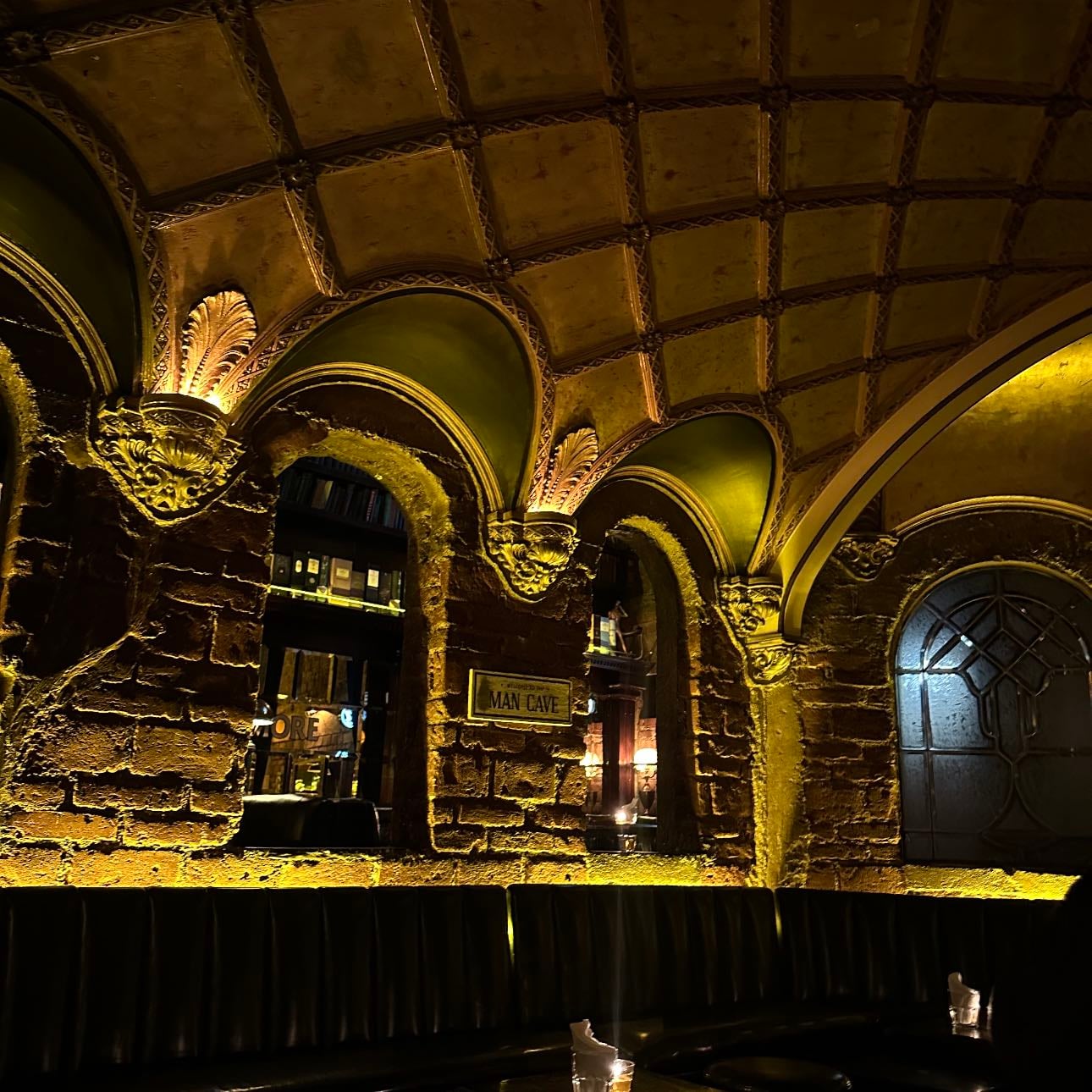Wallace Whisky Bar - Food & drinks