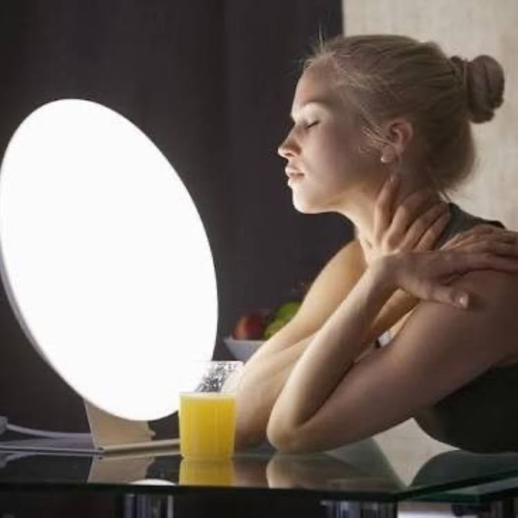 Luminothérapie☀️ - Si l’on a le budget la luminothérapie est un excellent moyen de réguler la production de mélatonine et de sérotonine, les hormones liées à l’humeur et au sommeil.