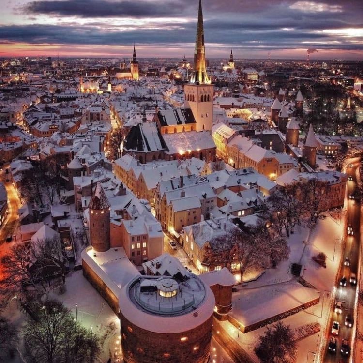 Tallin, Estonie - One of Europe's most beautiful medieval Christmas markets, in a town that's still relatively untouristy but incredibly charming.
