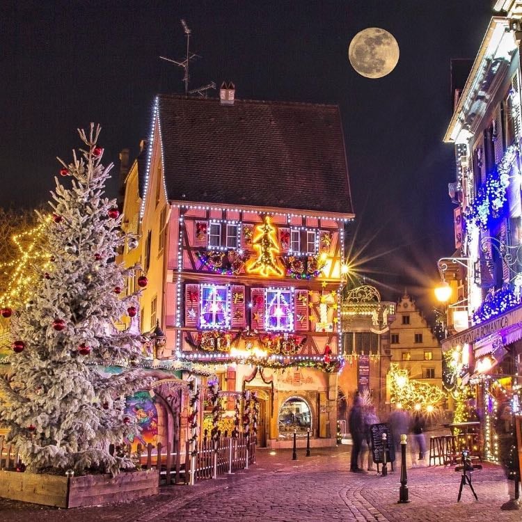 Colmar - Une ville de conte de fées avec ses canaux, maisons à colombages et ses multiples petits marchés de Noël répartis dans toute la vieille ville.