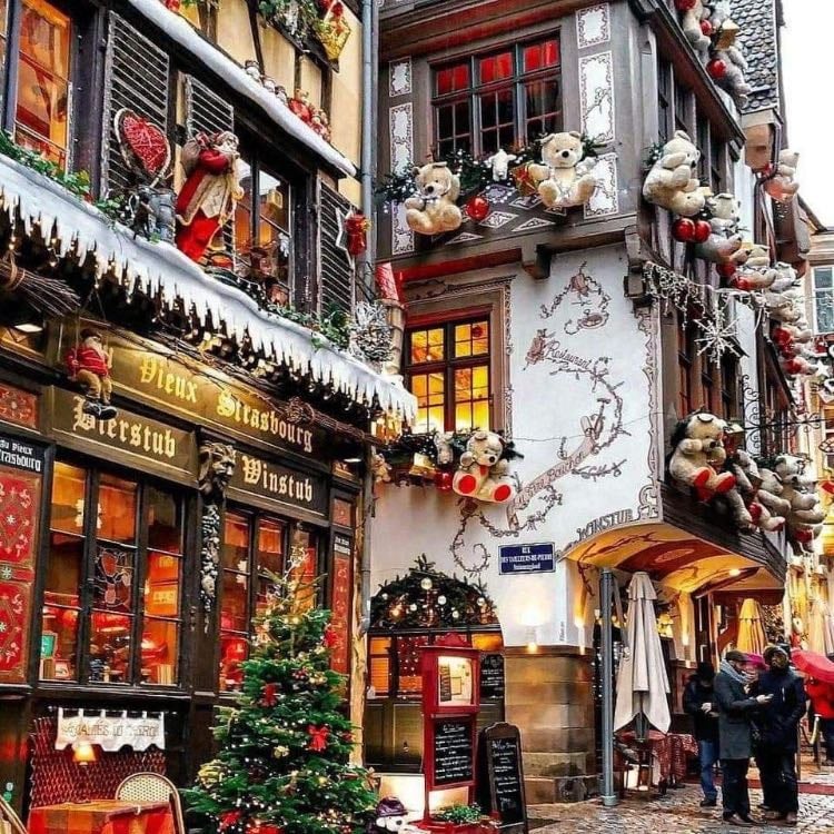 Strasbourg Christmas Market - France's oldest and most famous Christmas market, with sublime illuminations, traditional chalets and a warm Alsatian atmosphere.