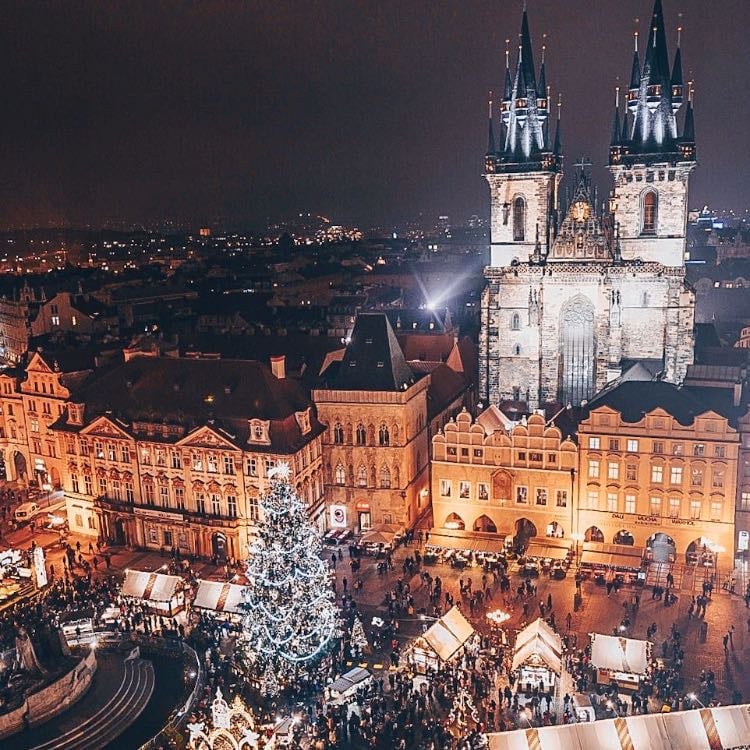 Prague, République tchèque - Un décor gothique parfait pour Noël : sapins immenses, marchés en place centrale et ambiance médiévale.