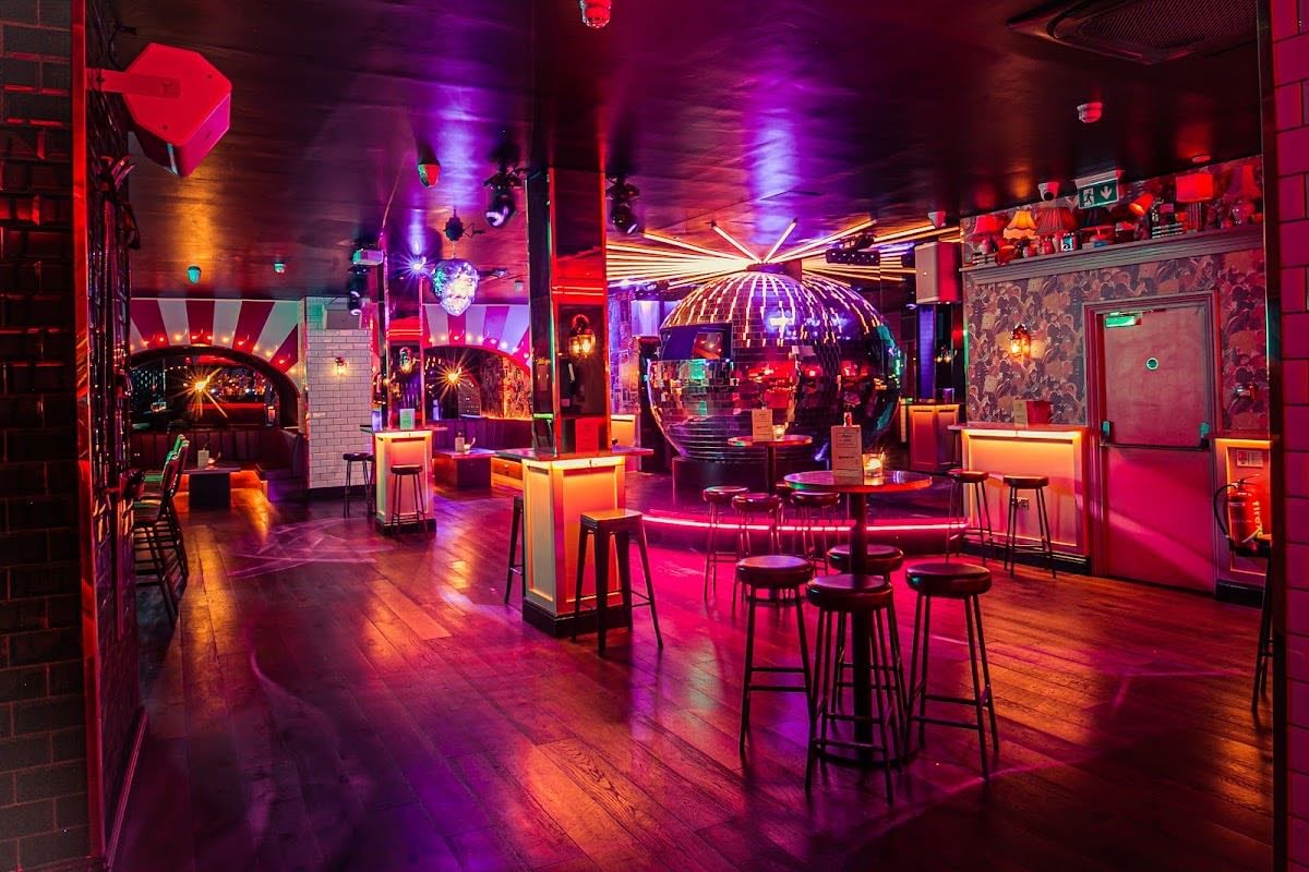 simmons bar - bar