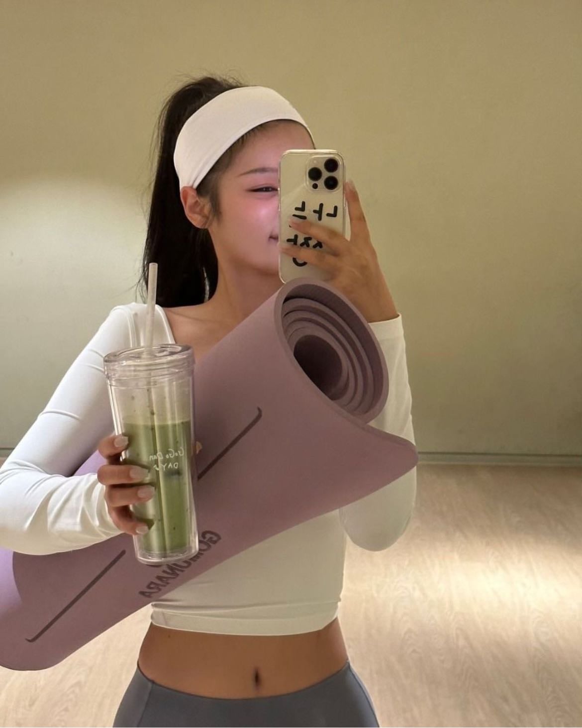 Pilates - Puedes hacerlo en cualquier momento que tengas libre, puedes relajarte desde casa haciendo los ejercicios con videos de internet. Ayuda a fortalecer músculos, previene lesiones, mejora la postura y ayuda con La Paz mental.