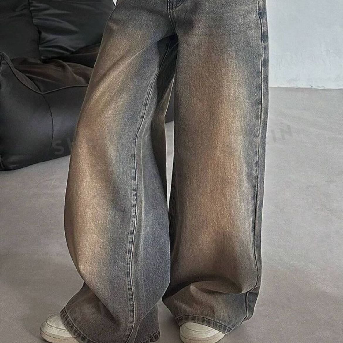 Jeans anchos o slouchy en tonos oscuros
