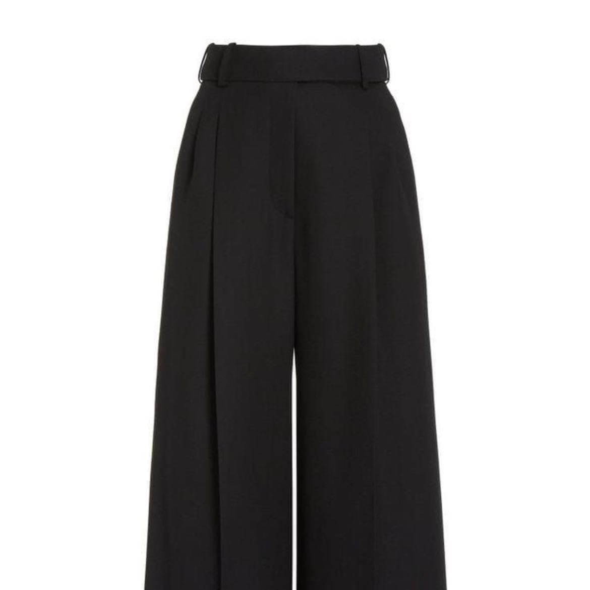 Pantalones rectos o wide-leg en tonos sobrios.