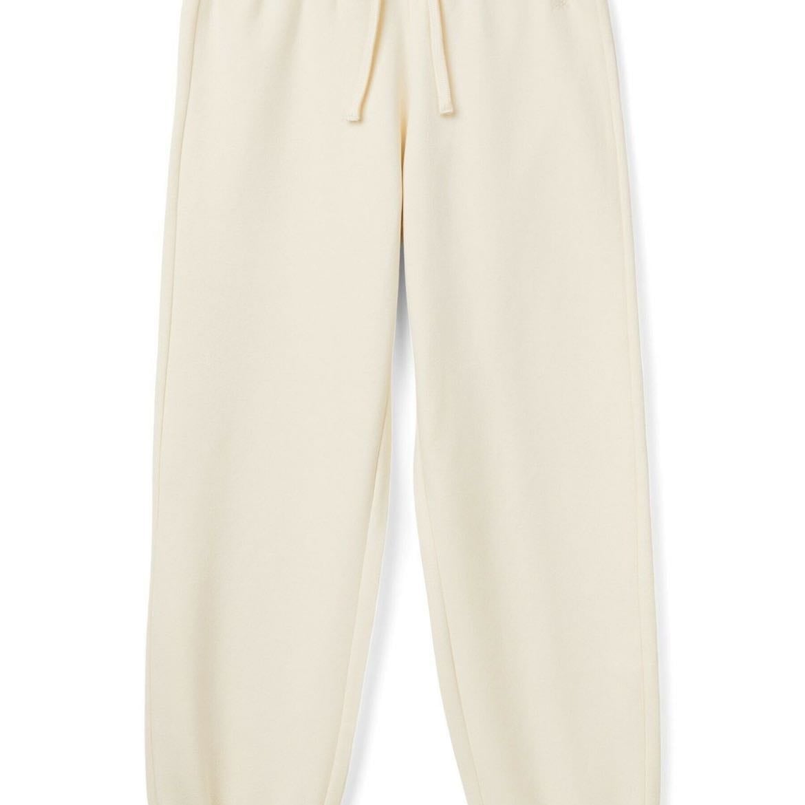Joggers en tonos neutros