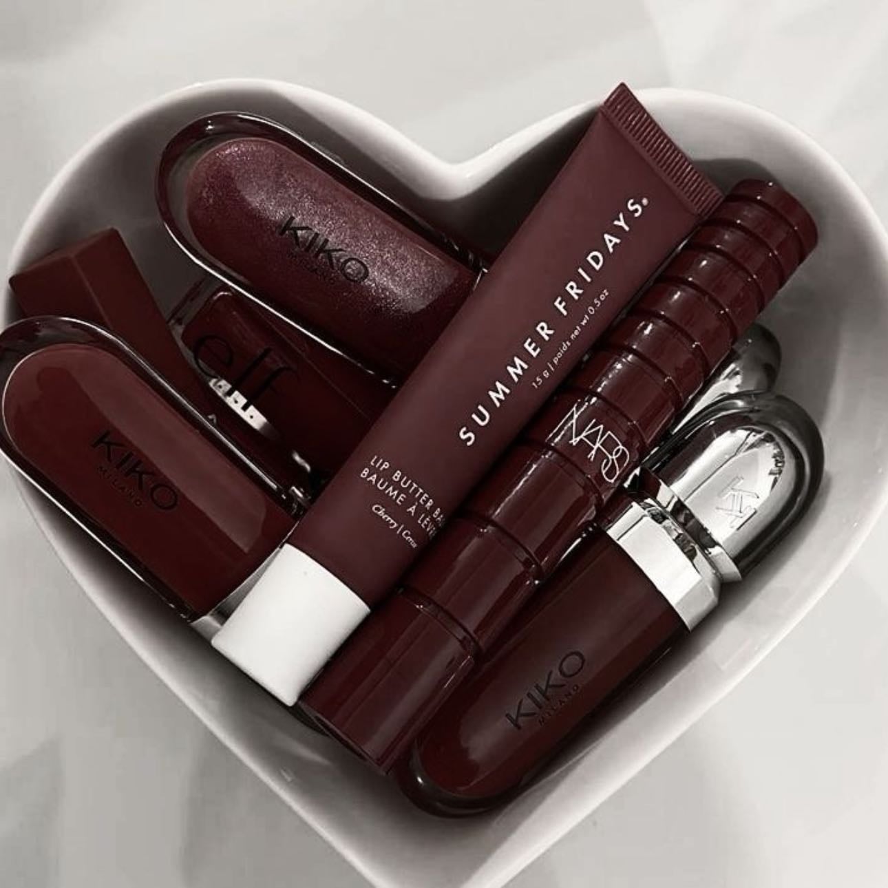 Labios - Rojos , vino o nude: Satinados, no mates.
