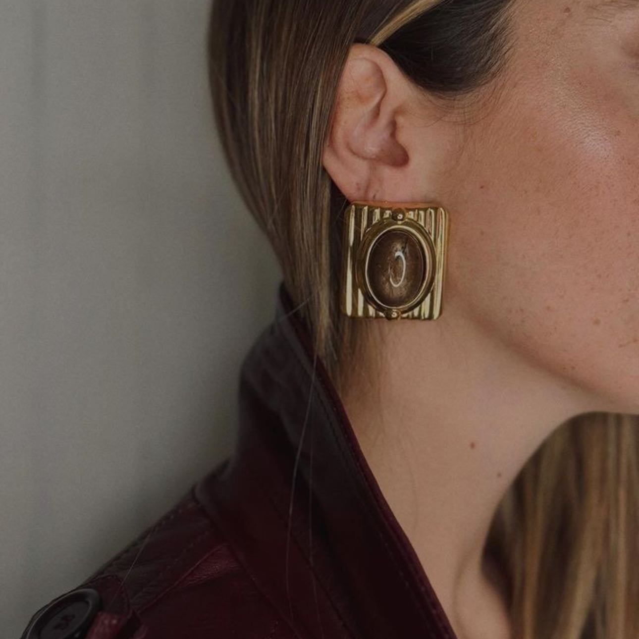 Aretes - Un must. Aros dorados lisos, estilo 80s. Clave para el look.