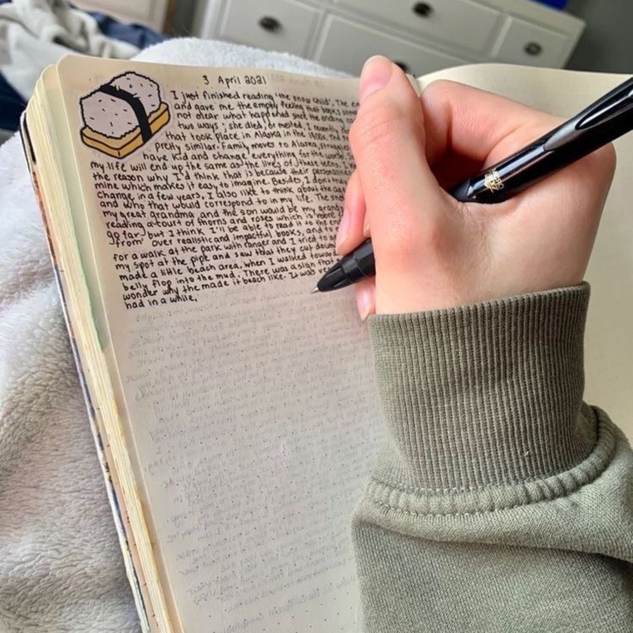 Hacer journaling ✍️ - Puedes escribir una lista de tareas/pendientes, sobre las cosas que te abruman, cosas que te hacen feliz, etcétera
