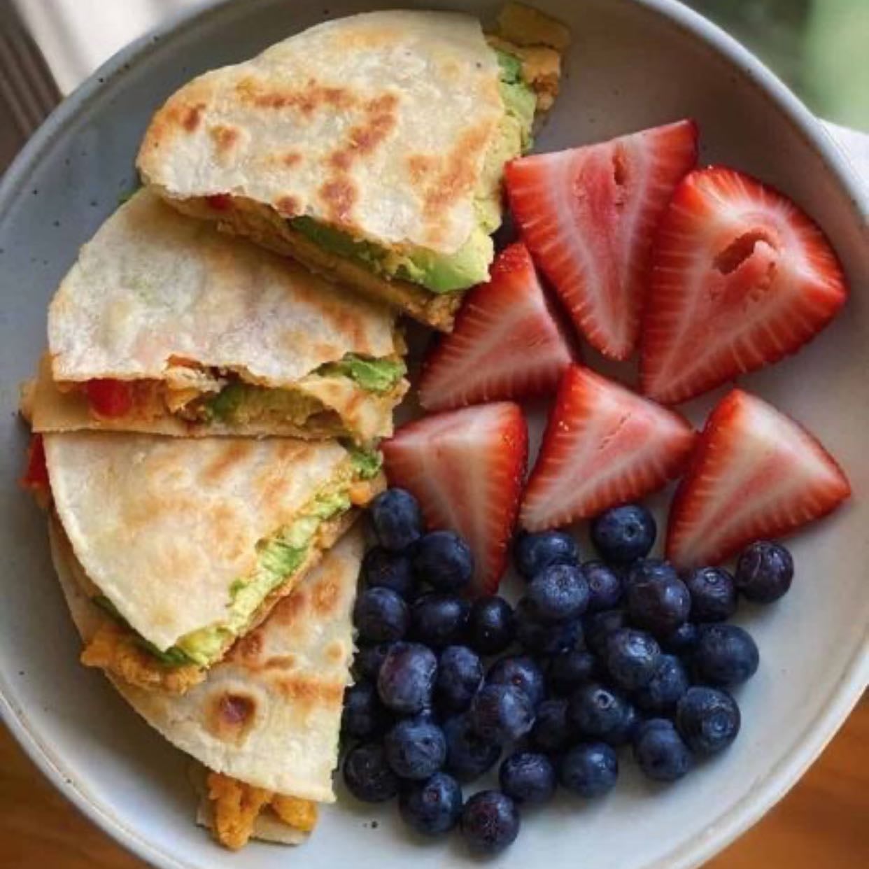 Desayunar 🍳🍴 - Debe ser en un horario entre las 9 AM y 10 AM