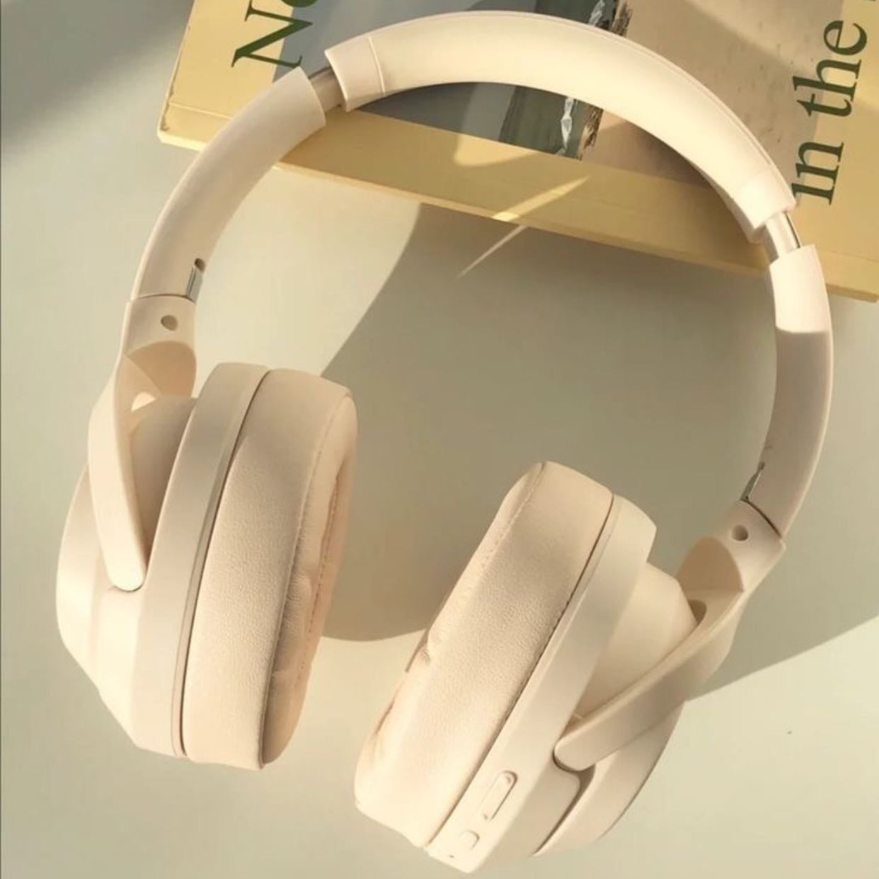 Audífonos 🎧 - Mientras viajas puedes escuchar música o un podcast y relajarte
