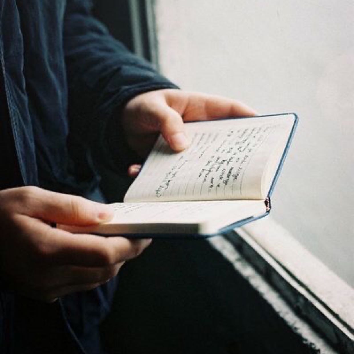 Lleva un libro, diario o journal 📔 - Puedes distraerte en el receso o cuando tengas tiempo libre 🕘