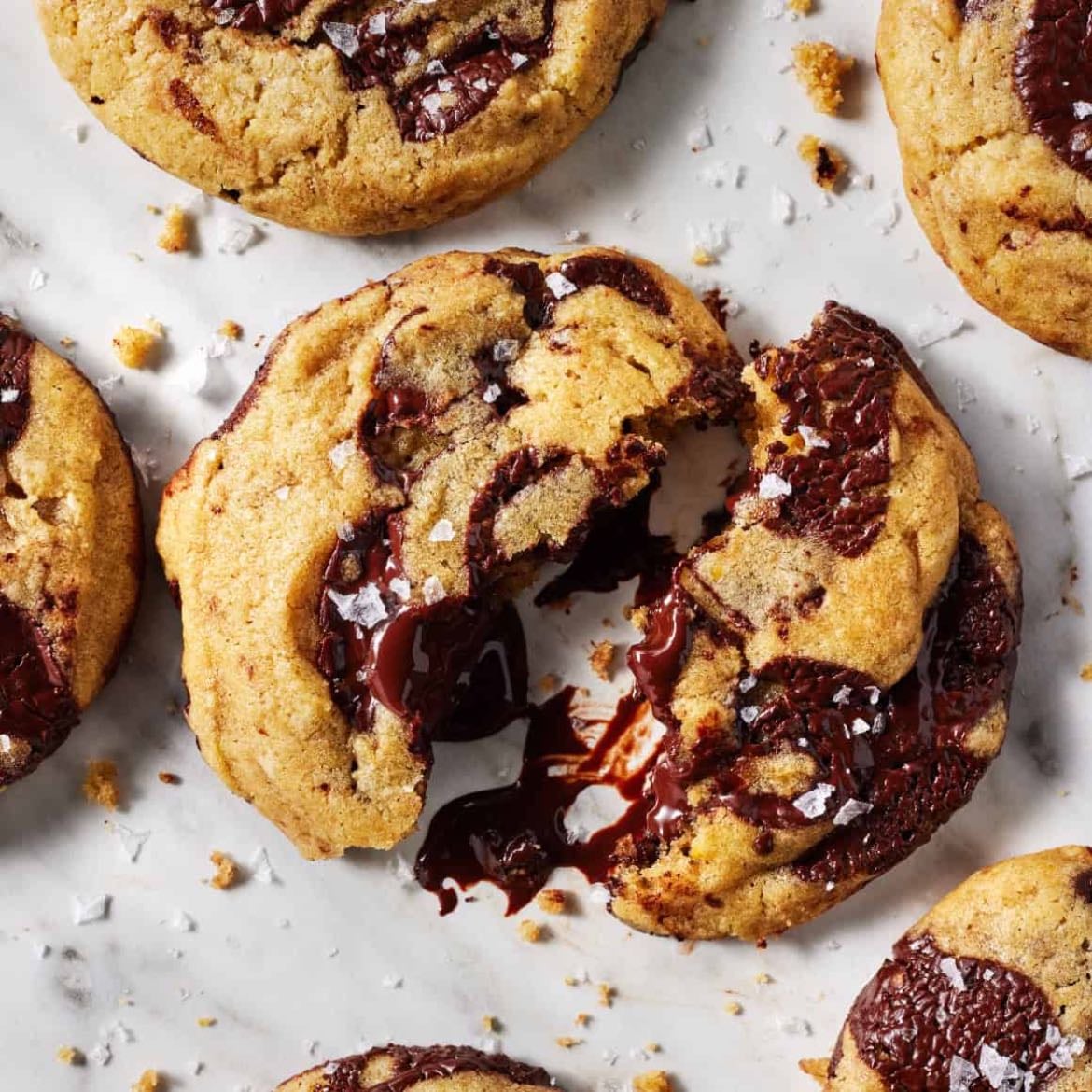 Cookie - Ingredients:
- 6 tablespoons of butter (melted)
- 1/2 cup of refined sugar
- 1/2 cup of brown sugar
- 1 egg
- 1 vanilla cap
- 1 pinch of salt
- 1/2 spoon of baking soda
- 1 and 1/3 cup of wheat flour
- 1 chocolate bar and half chopped (keep the other half to put on top of the cookie)
Later
- grease the mild with baking paper and put the cookies to bake for 15 minutes at 180ºC