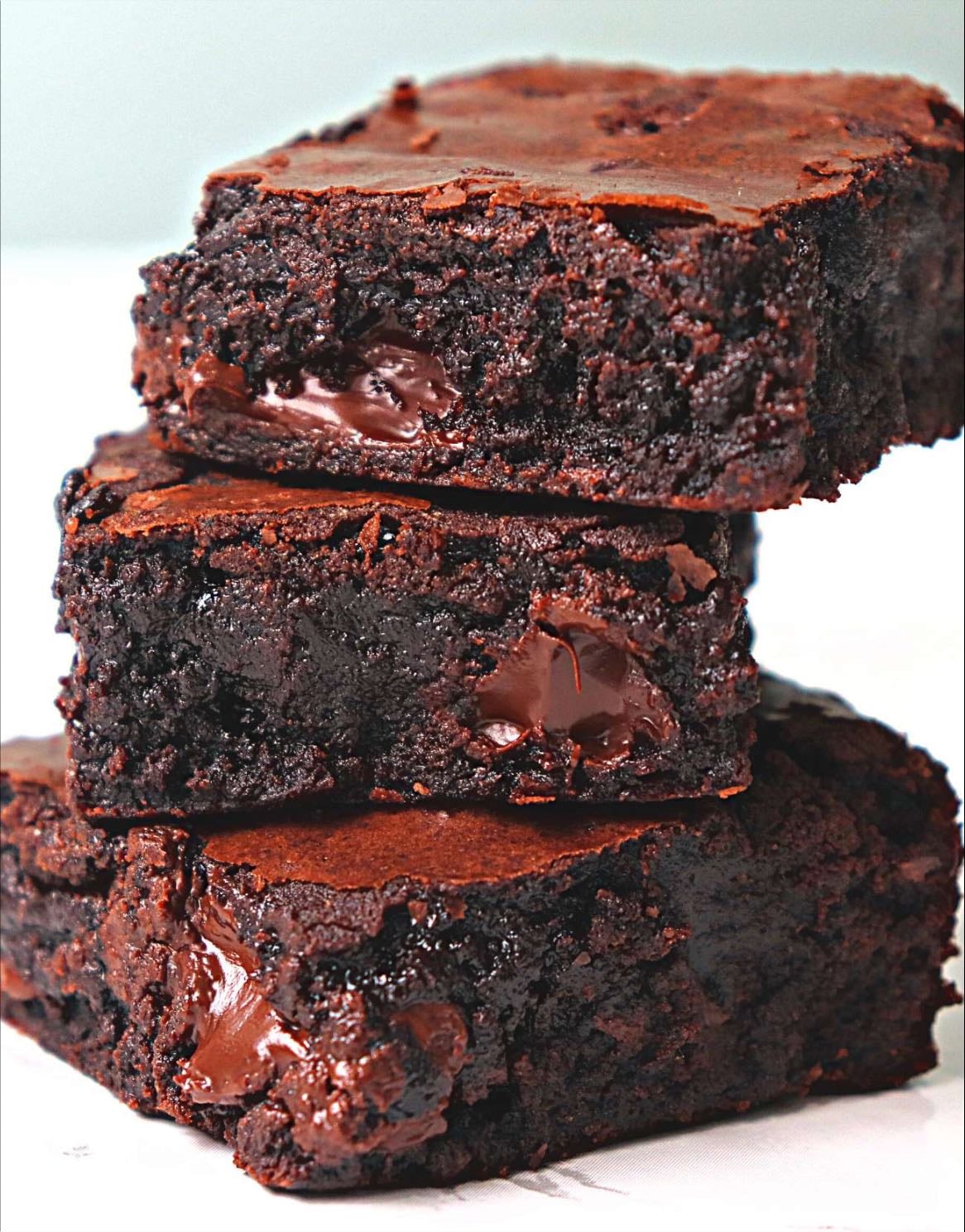 Brownie - - 7 eggs
- 2 salted butter tablets
- 1 can of Nescau/any other chocolate (400mg)
- same measure of sugar
- same amount of wheat flour
(Mix eggs with sugar very well before adding the other ingredients)
Grease the form with butter
Put in the oven at 180ºC for 30-40 min
Note: replace two inches of the sugar measure with cocoa powder