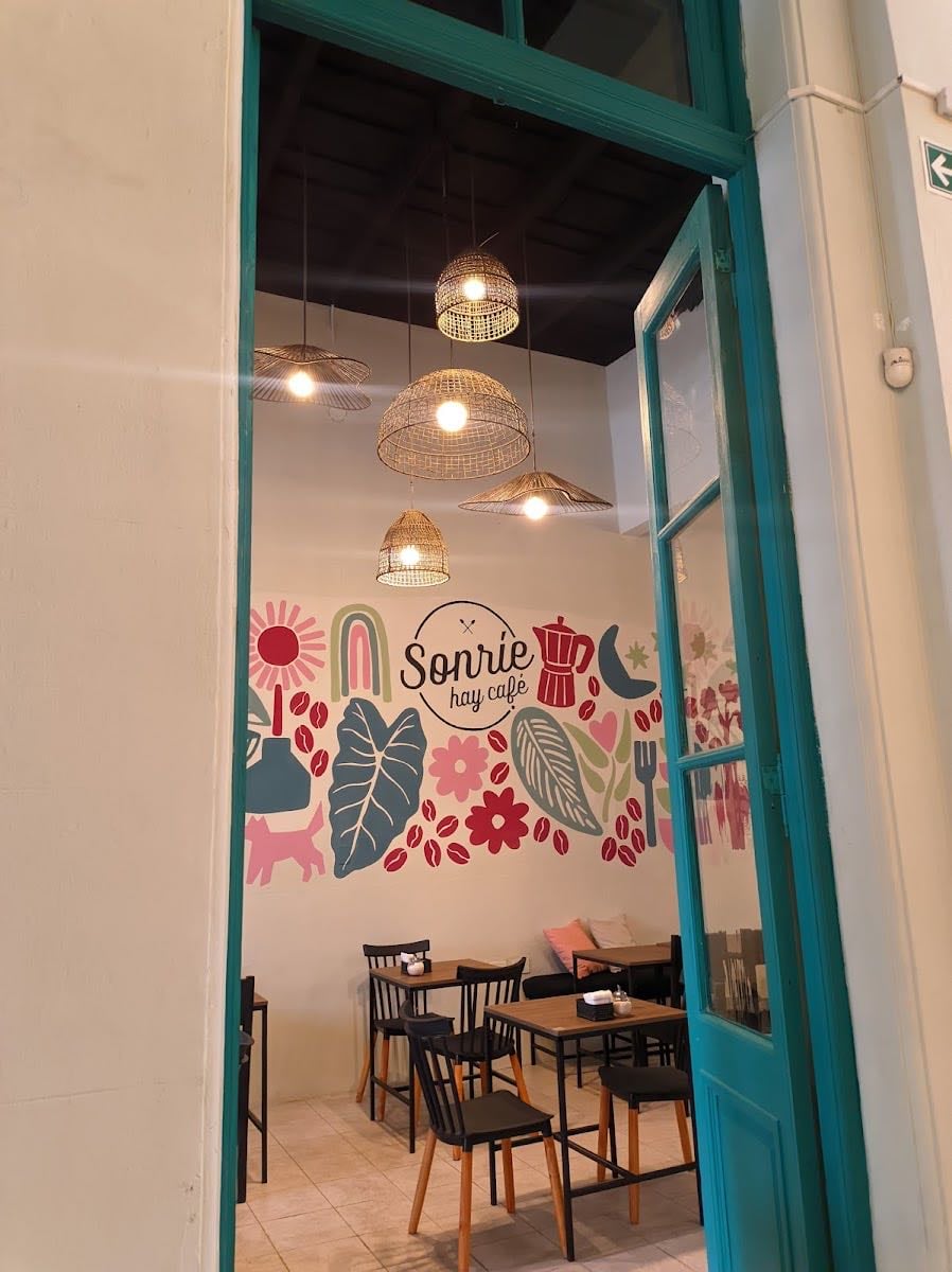 Sonríe, hay café