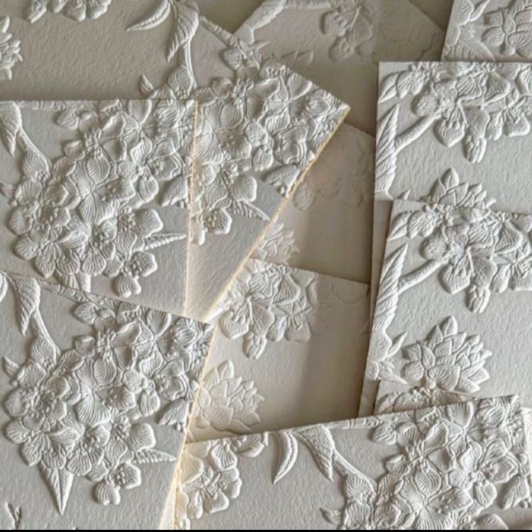 Detalles en brocado relieve