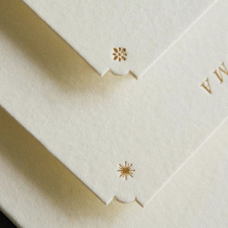 Detalle minimalista con dorado y corte delicado en invitación