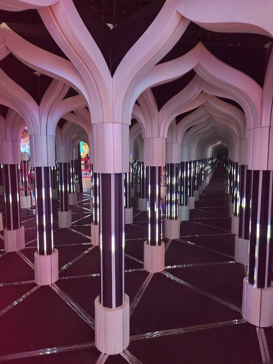 Mirror Maze - 65 dhs