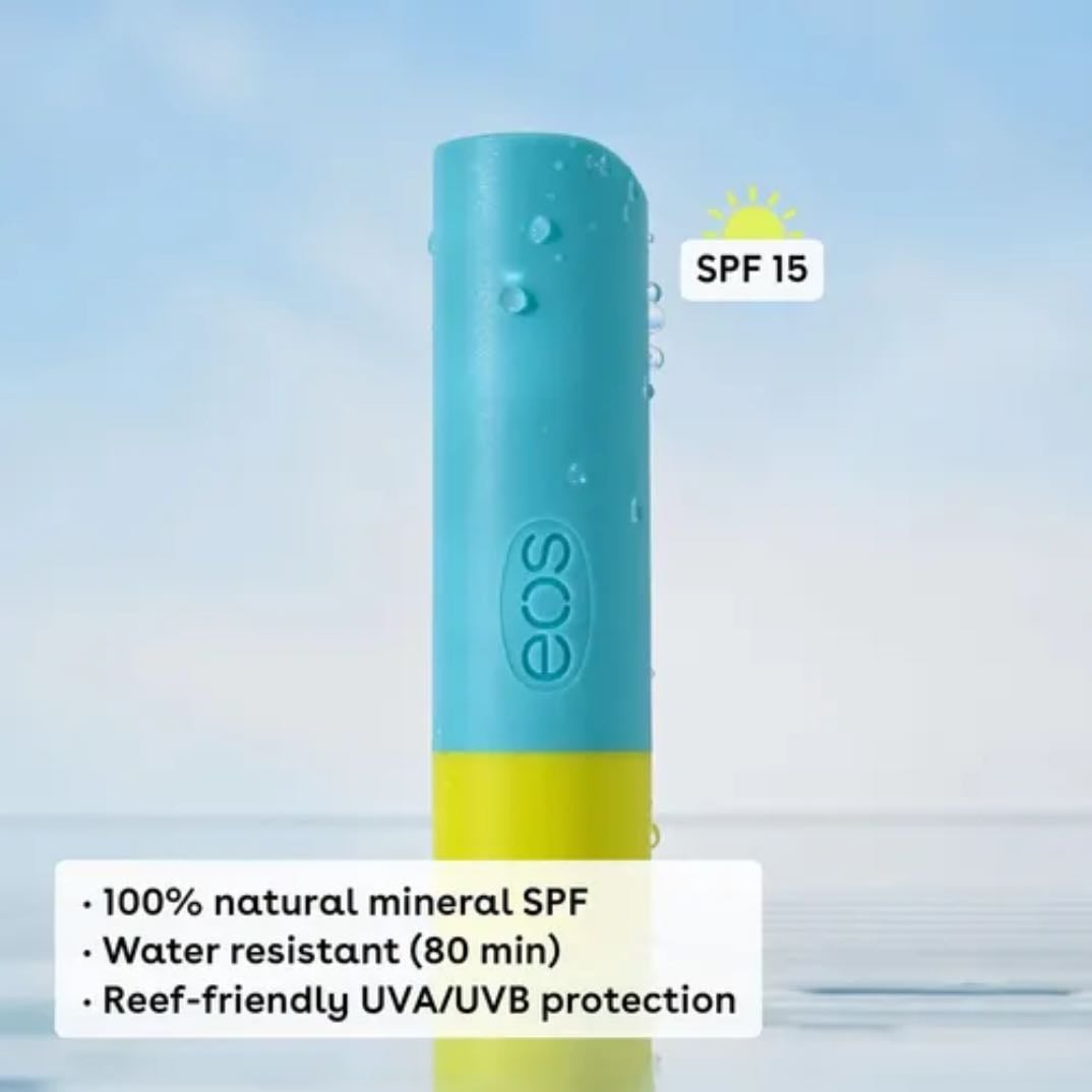 protetor labial da marca eos, especificamente o modelo em bastão com sabor de abacaxi e coco