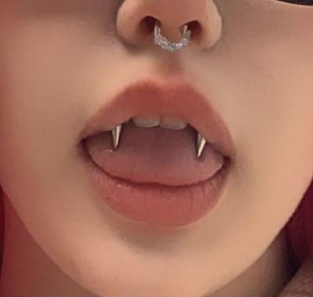 smiley (fangs)