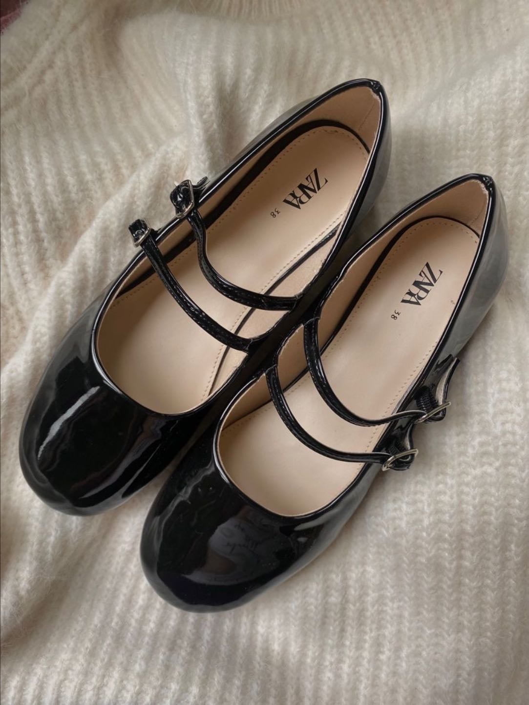 black flats w straps