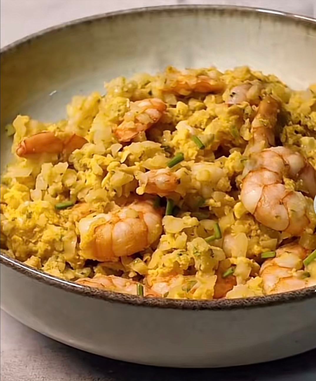 Revuelto de gambas y arroz de coliflor