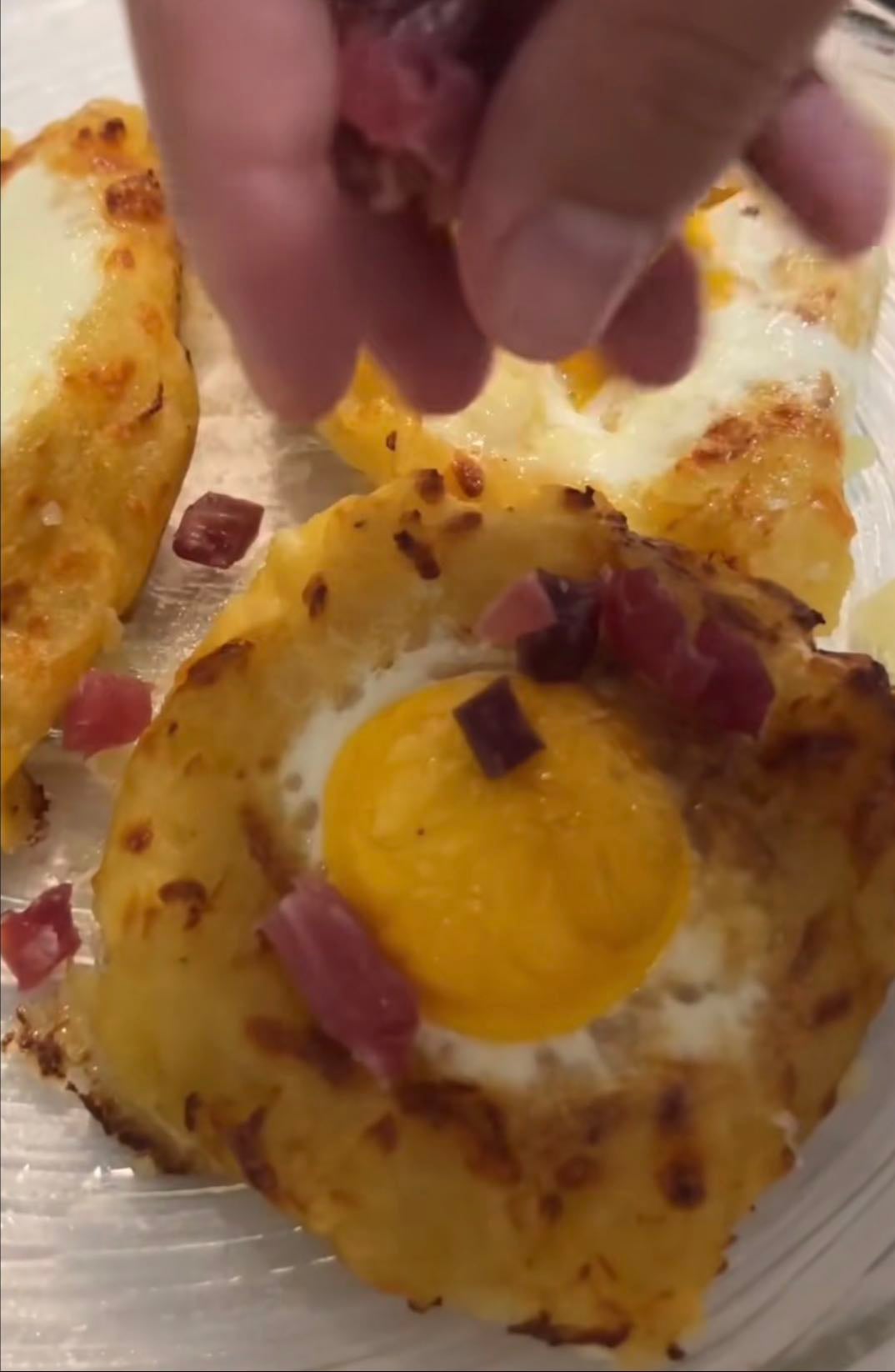 Cestas de patata con queso y huevo