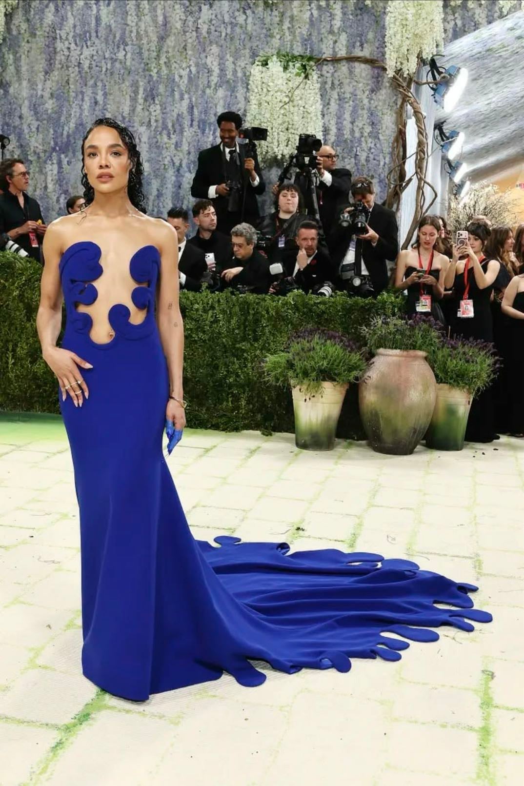 tessa thompson - custom Valentino
asymmetrical gown in International Klein Blue featuring structural bodice cut-outs and a fluid, paint-splatter train, accessorized with Pandora lab-grown diamonds and a wet "paint-dipped" manicure. inspired by French painter Yves Klein's performance art, designed by Alessandro Michele
