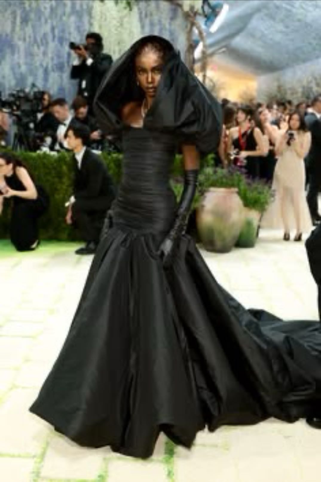 anok yai - custom Balenciaga
black taffeta hooded gown featuring layers of silk and Cristóbal crin, paired with molten-bronze skin and hand-carved metallic prosthetic hair. inspired by Renaissance sculptures and the religious iconography of the "Black Madonna", designed by Pierpaolo Piccioli