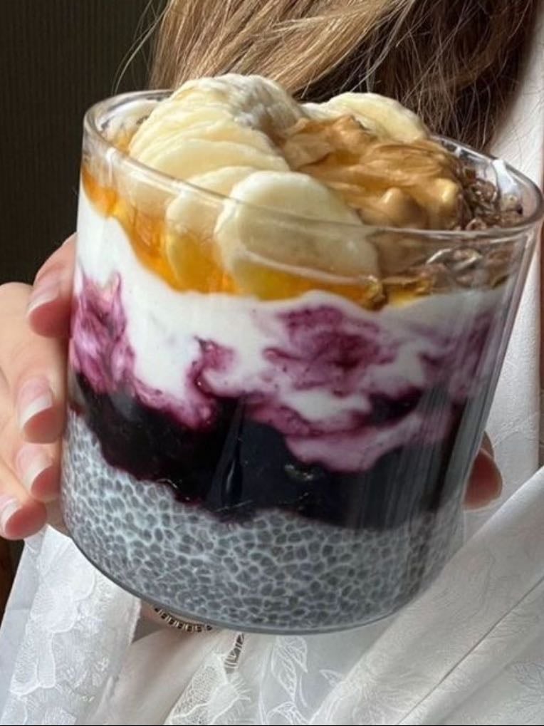Smoothie de chia - Base:
Reservar a chia no dia anterior e deixar ela de molho no leite com essência de baunilha e mel
Combinações:
1- chia com calda ou geleia de sua preferência (morango, frutas vermelhas, amora dentre outras), banana picada e uma colher de doce de leite
2- chia com uma colher de cacau em pó ou achocolatado
3- chia com Whey Protein da sua preferência, banana picada e uma colher de doce de leite