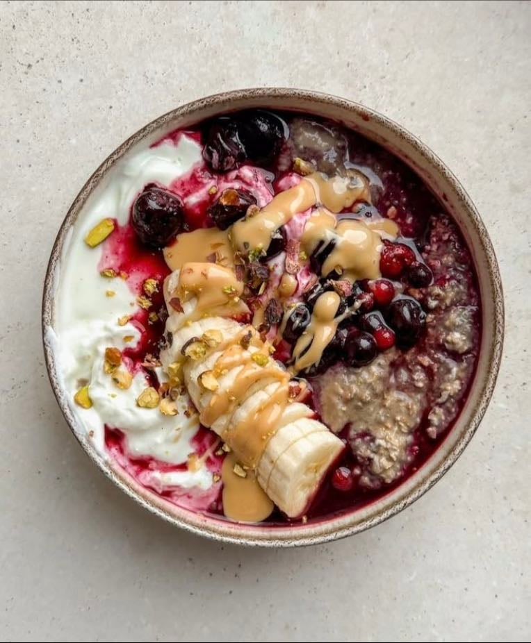 Smoothie Bowl - 150 g iogurte
100 g morangos congelados
1 1/2 banana
granola
“fio” de doce de leite
calda de frutas vermelhas