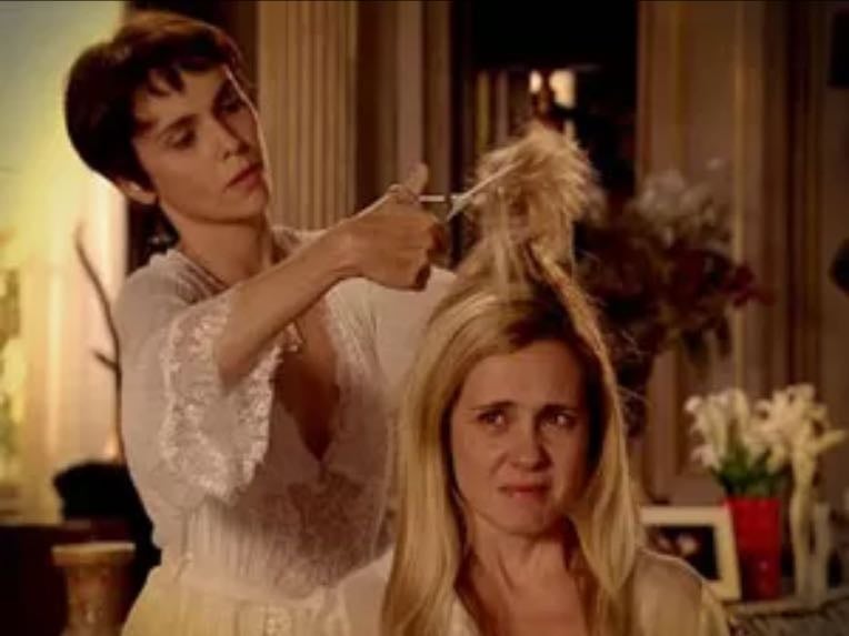 Nina cortando o cabelo da Carminha - Cena memorável da novela “Avenida Brasil”