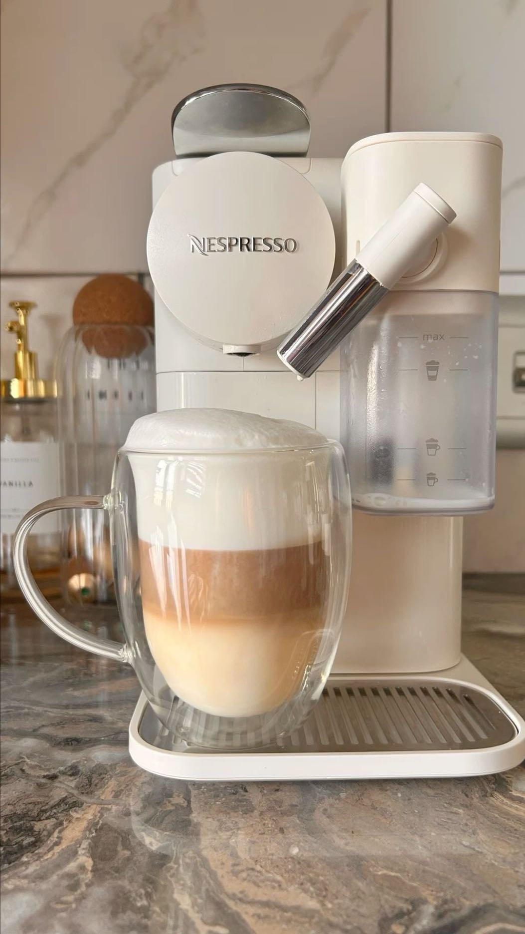 Machine à café - Nesspresso blanc ou beige