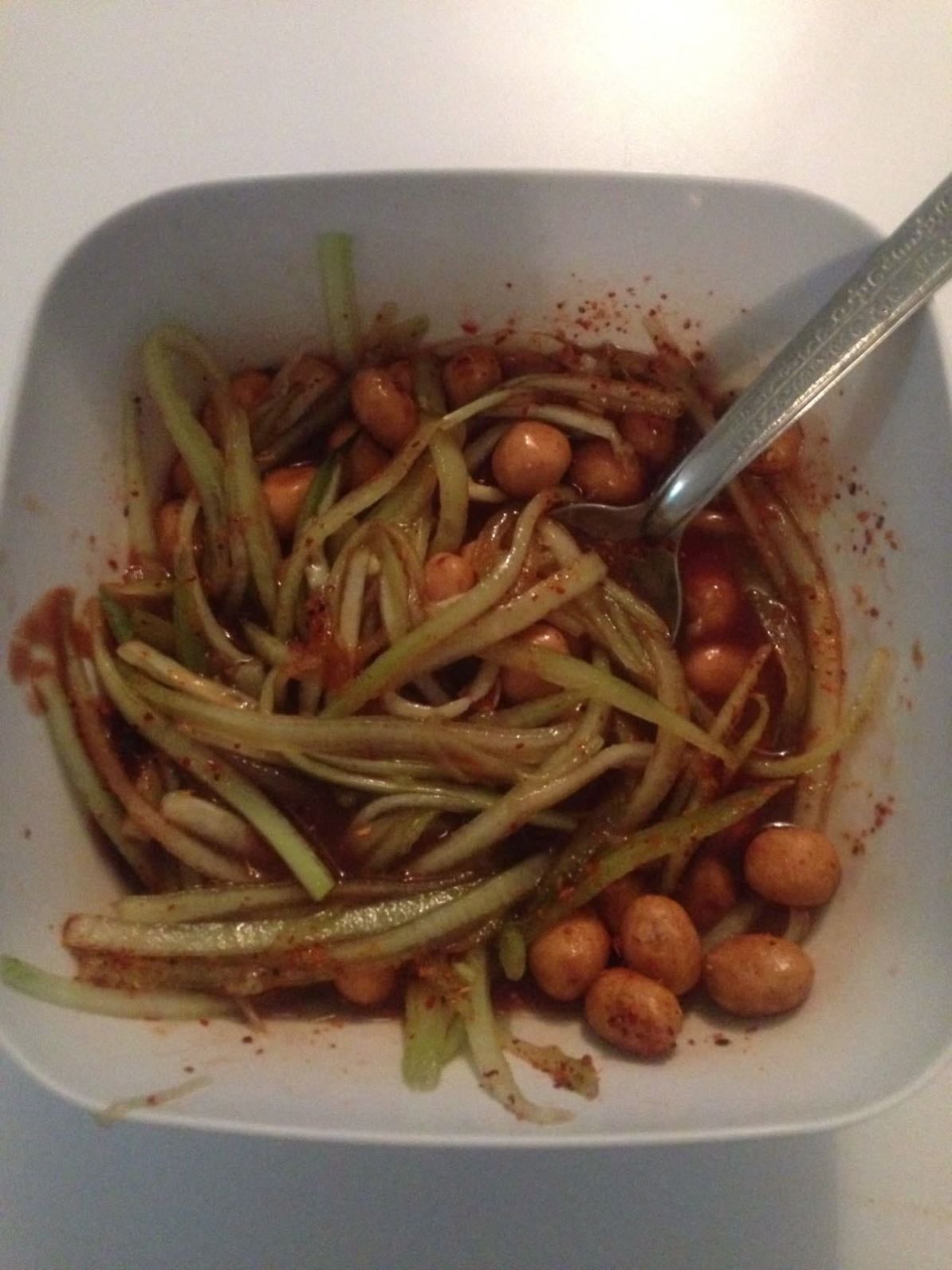 Fideos de pepino + clamato + chamoy + tajin