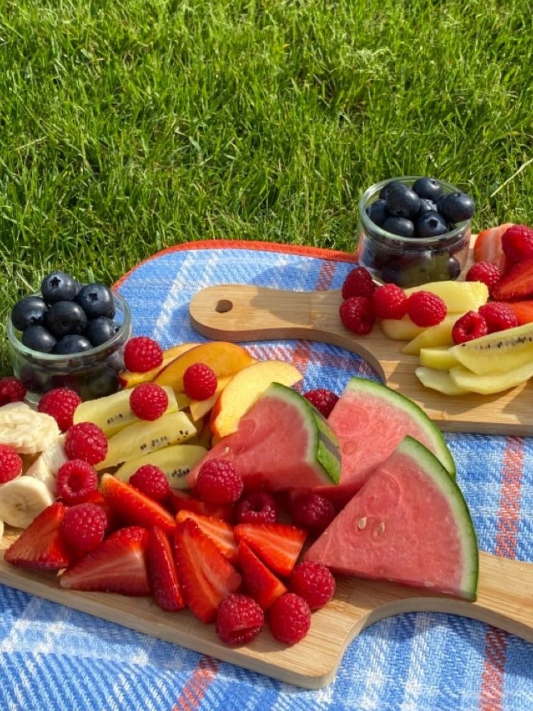 A colorful fruit platter 🍓