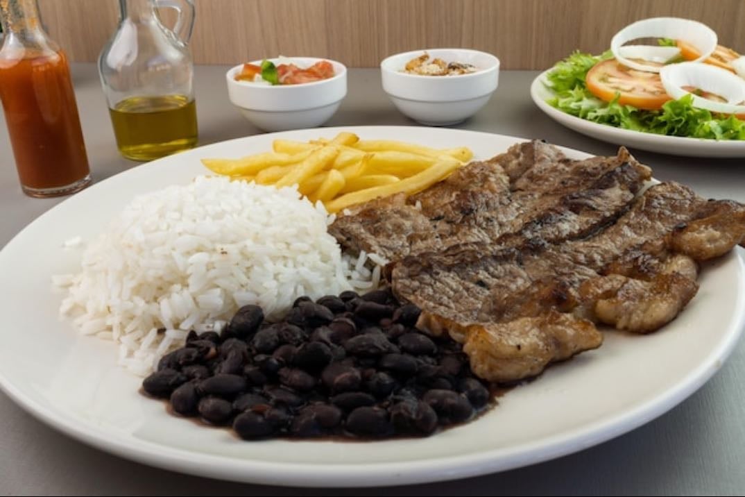 pf (carne, arroz, feijão, farofa e batata frita)