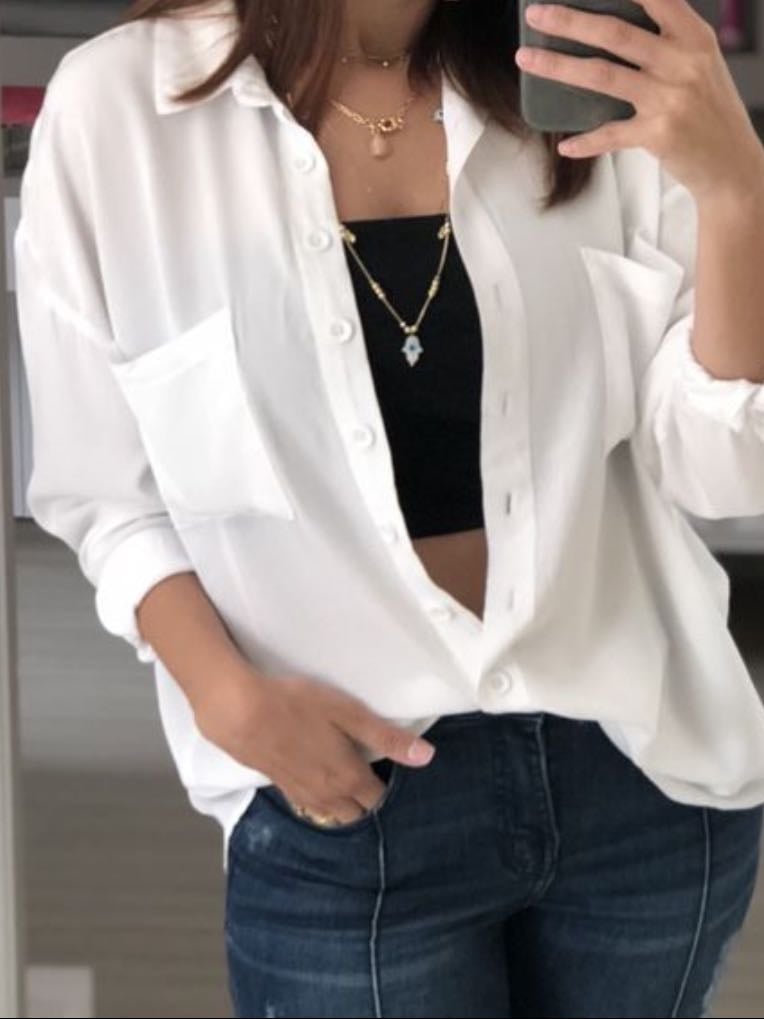 Camisa de botão aberta