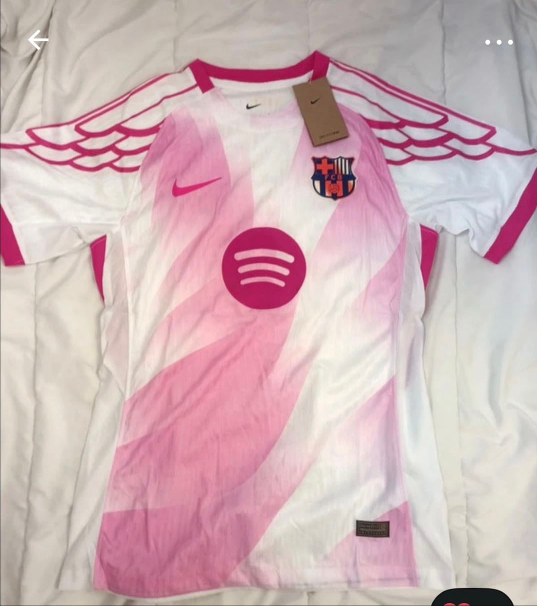 Maillot FC barcelona - Celui la c est mon pref mais si c est pas XXL enfant ou XS ou S femme ce sera trop grand j pensee😔