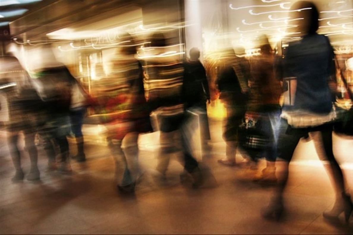 people watch - siéntate en un lugar random y observa a las personas