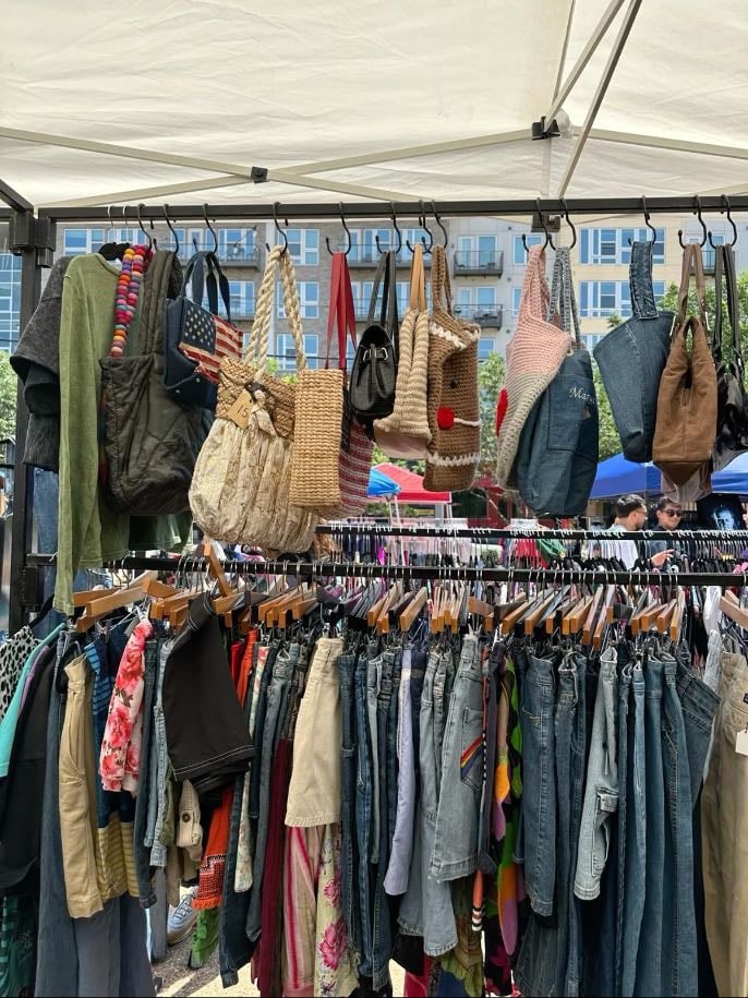 go to your local flea market + buy a drink or snack - es algo muy bonito el ir caminando por la calle y encontrar algún mercadito de pulgas o bazar