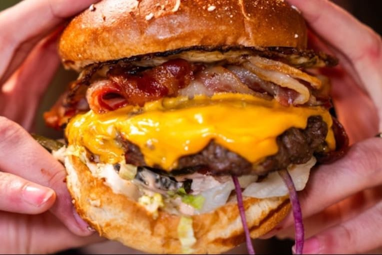 Comer una hamburguesa