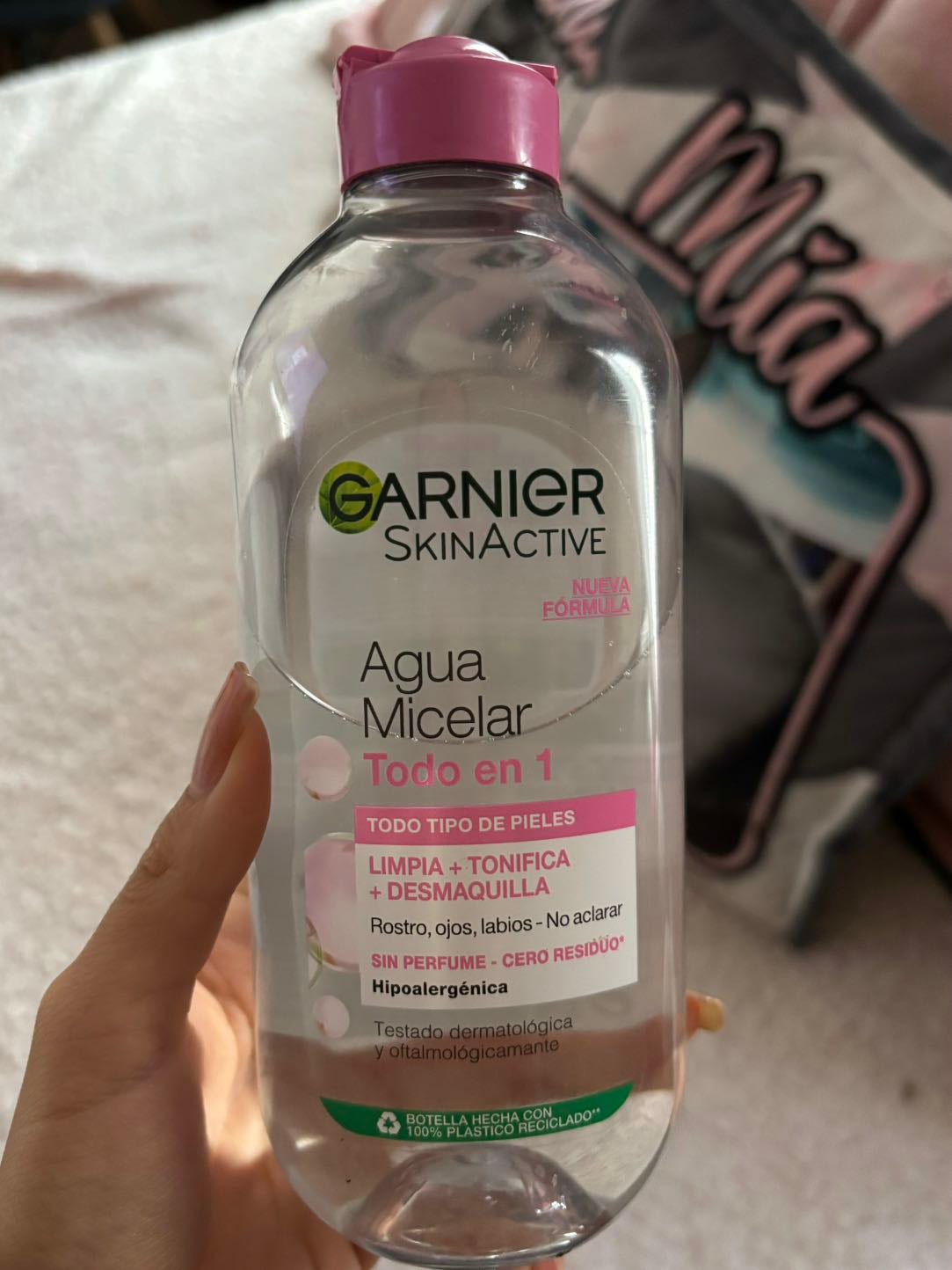 Agua micelar de Garnier - $35.000 COP No es agresiva con la piel, por eso la uso por que no irritation mi piel con acne. Me limpia sin arder y deja la piel Fresca