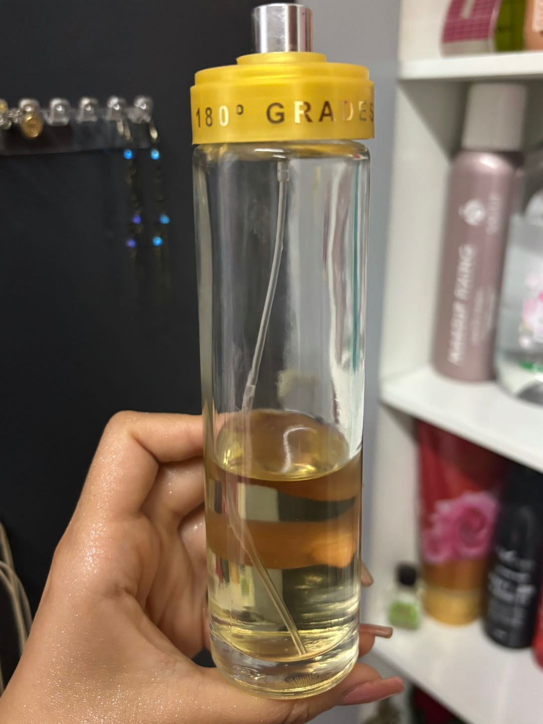 180 grados - Es un perfume femenino y comodo de usar, perfecto para el dia a dia, con un aroma floral suave que se siente limpio y elegante