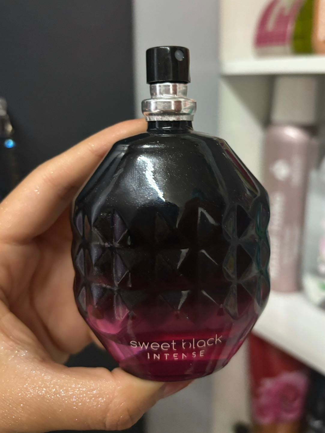 Sweet Black Intense - Tiene un aroma intenso y Dulce, tiene una vibra sensual y es perfecto para la noche. Dura muchísimo y es economico